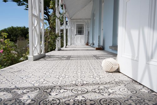 Salisbury Black on White