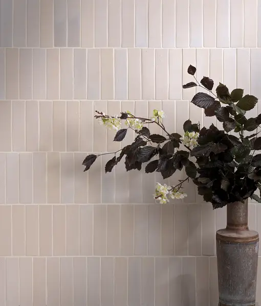 Stone Glaze Ceramic Chalkstone 5x20cm wall tiles in gloss finish, laid in a vertical brick layout with a decorative vase