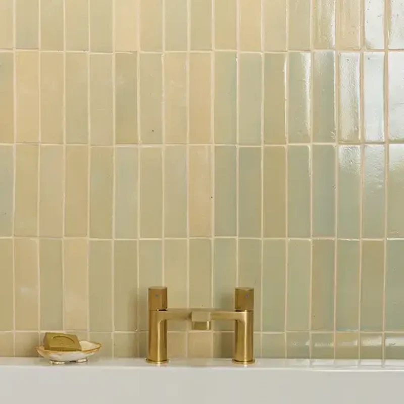 Close-up installation – Vertical layout of Stone Glaze Chambray 5x20cm tiles with glossy glaze and gentle tonal variation